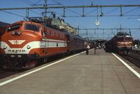 SJ Ra 990, tillverkad i samarbete med ASEA hos ASJA i Falun 1961 med tillverkningsnummer 826. Totalt tillverkades 10 exemplar varav åtta i Falun. (SJ 847–847, 987–994)