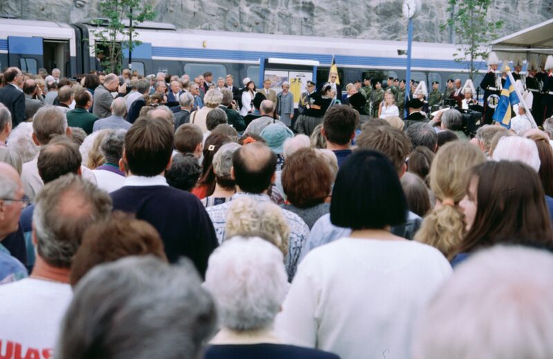 Fil:Invigning Strängnäs station Svealandsbanan 1997-06-09.jpg