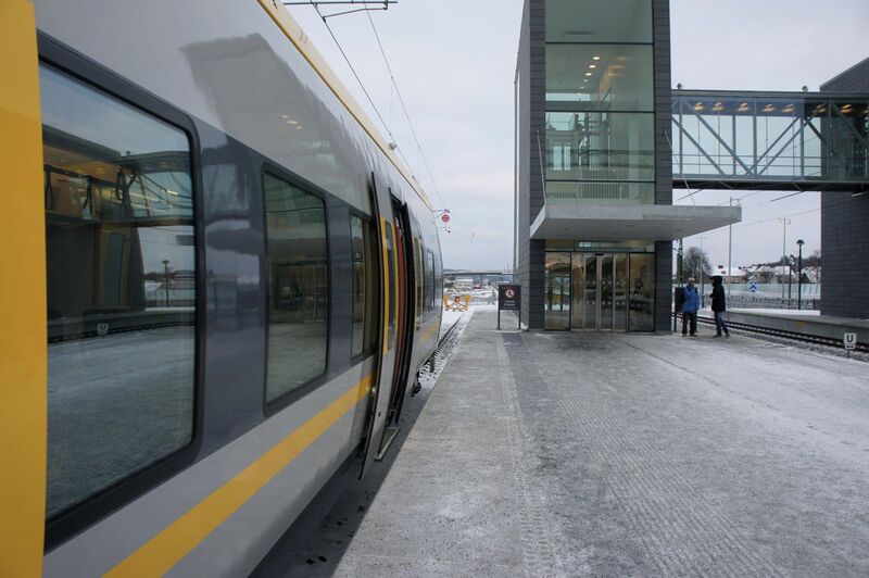 Fil:X61 at Älvängen station.jpg