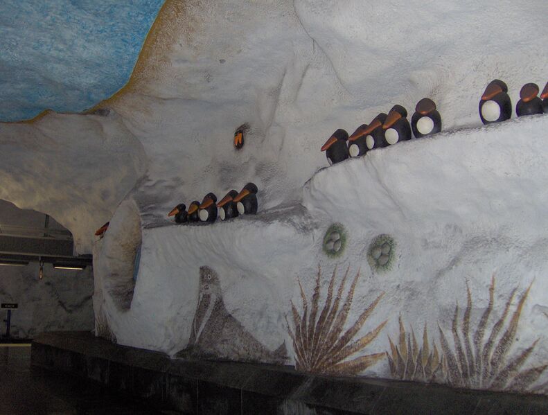 Fil:Tensta tunnelbanestation, fåglar.JPG