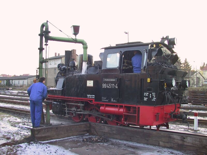 Fil:Schmalspurdampflock Wasser tanken 131-3180 IMG.JPG