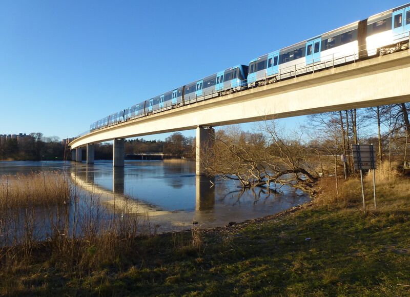 Fil:Tunnelbanans bro Albysjön 2015.jpg