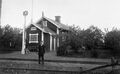 Platsvakt Frans Gren vid hållplatsen i Krokvik - 1916 - Foto: Sveriges Järnvägsmuseum