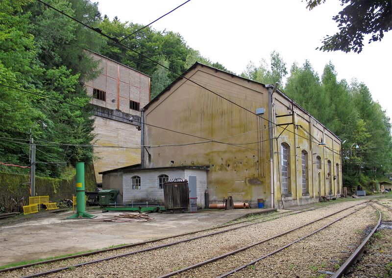 Fil:Bâtiments minière Dhoil 01.jpg