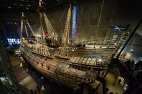 Vasa sedd från babord. Riggen och väderdäcket är till största del nykonstruerat och kontrasten mot det svartade ekträet är tydlig.