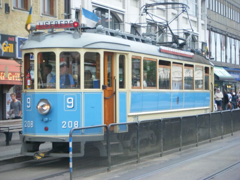 Fil:Tram 208, Brunnsparken, 2010-07-19.jpg